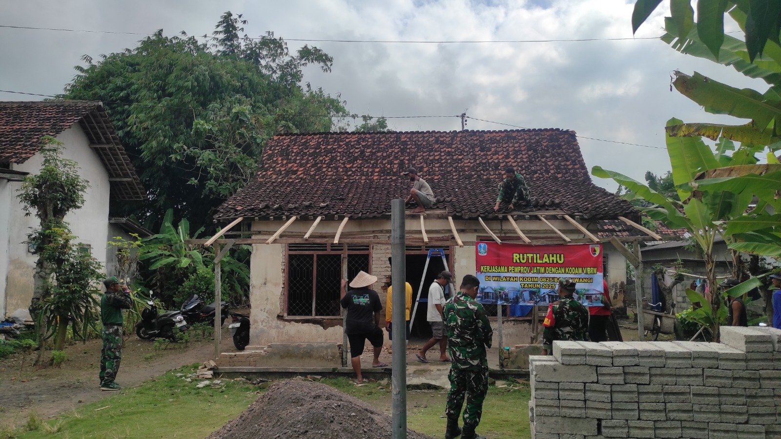 Babinsa Koramil 0825/17 Muncar Bersama Warga Gotong Royong Renovasi Rumah Tidak Layak Huni (RUTILAHU)