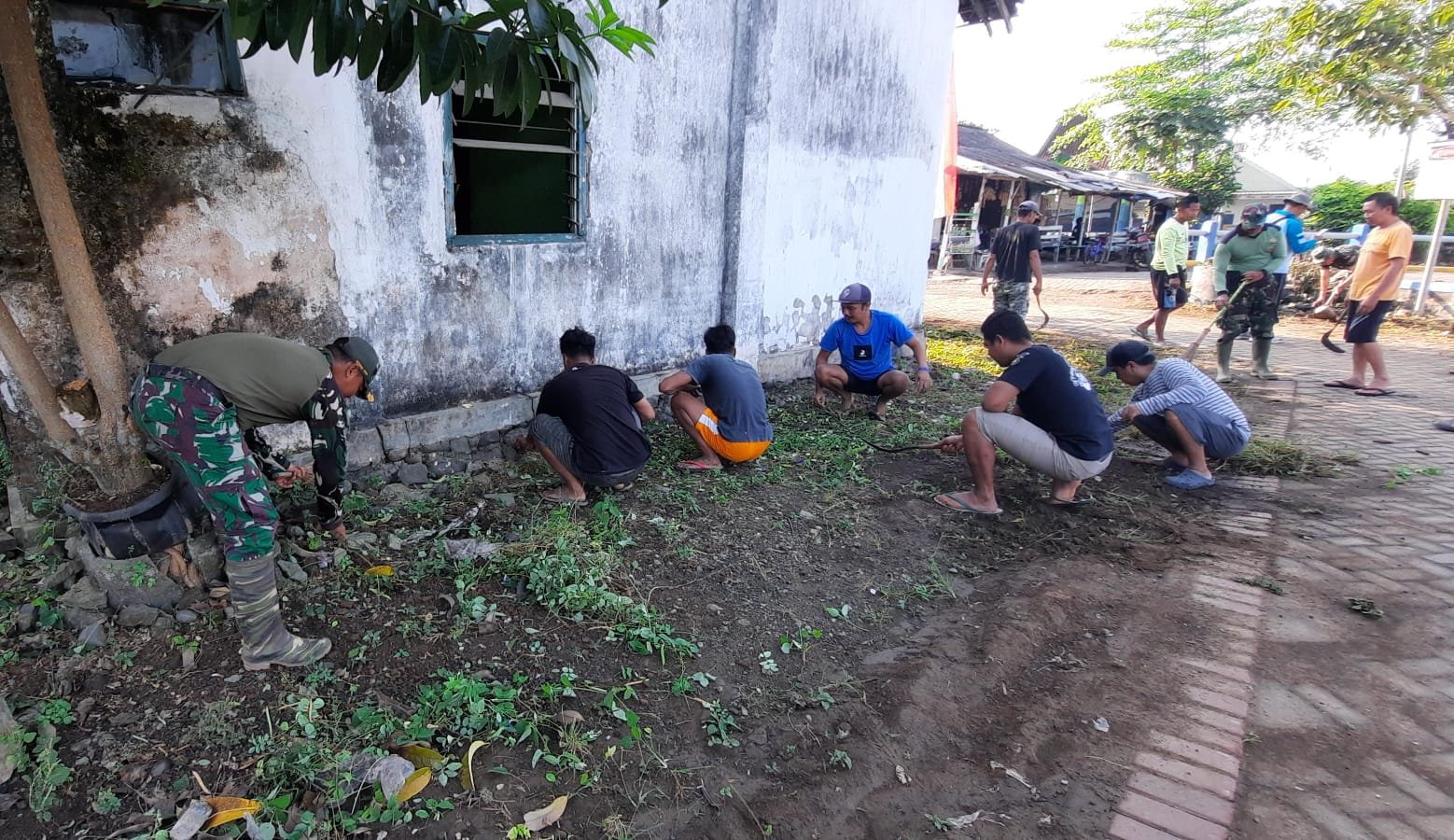 Anggota Posramil 0825/23 Tegalsari Laksanakan Kerja Bakti Dusun Blokagung Desa Karangdoro