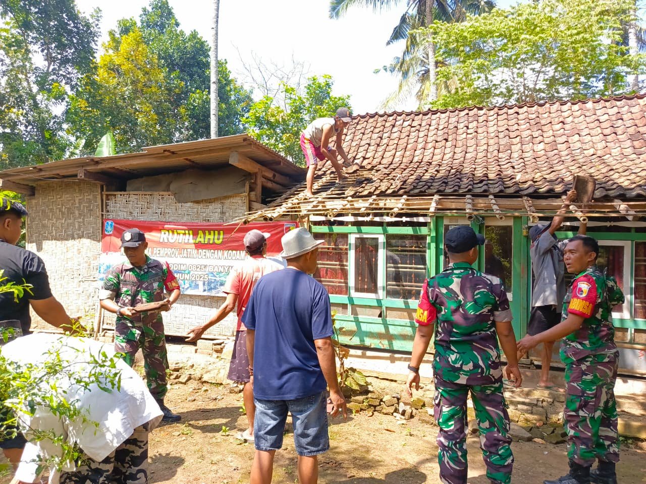 Anggota Koramil 0825-21/Kalipuro Bergotong Royong Membangun Rutilahu