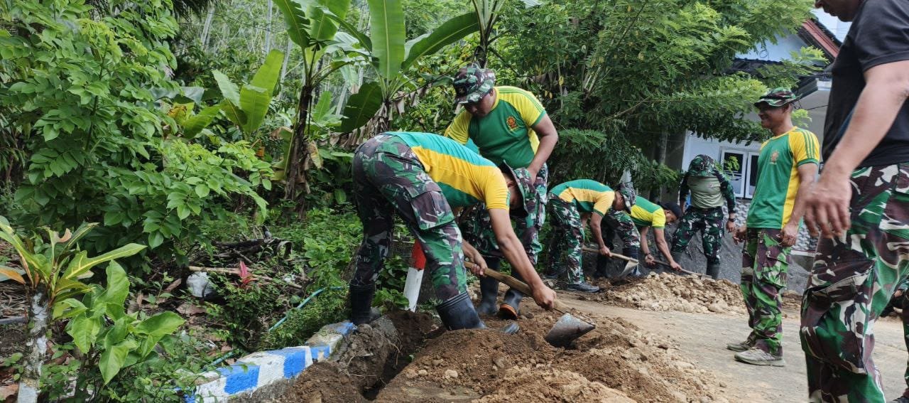 Pengerjaan jalur pipanisasi oleh Satgas TNI Manunggal Membangun Desa (TMMD) ke-126 Kodim 0818/Malang-Batu
