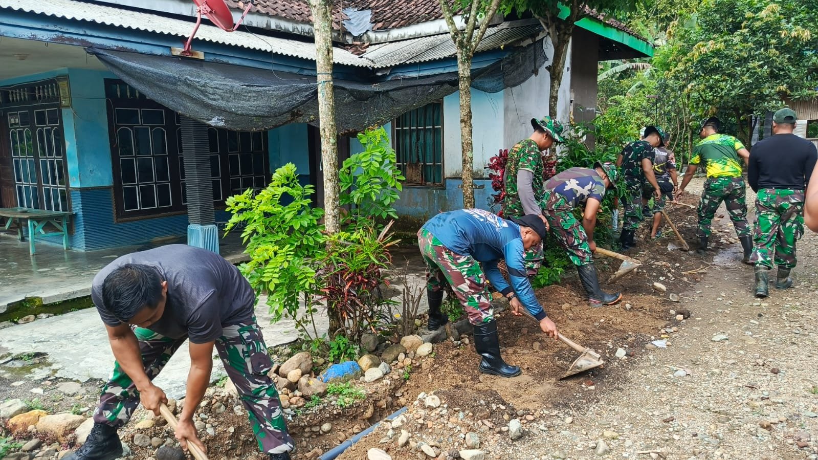 Satgas TMMD Ke-126 Kodim 0818 Terus Lanjutkan Penggalian Jalur Pipanisasi di Dusun Sengkaringan