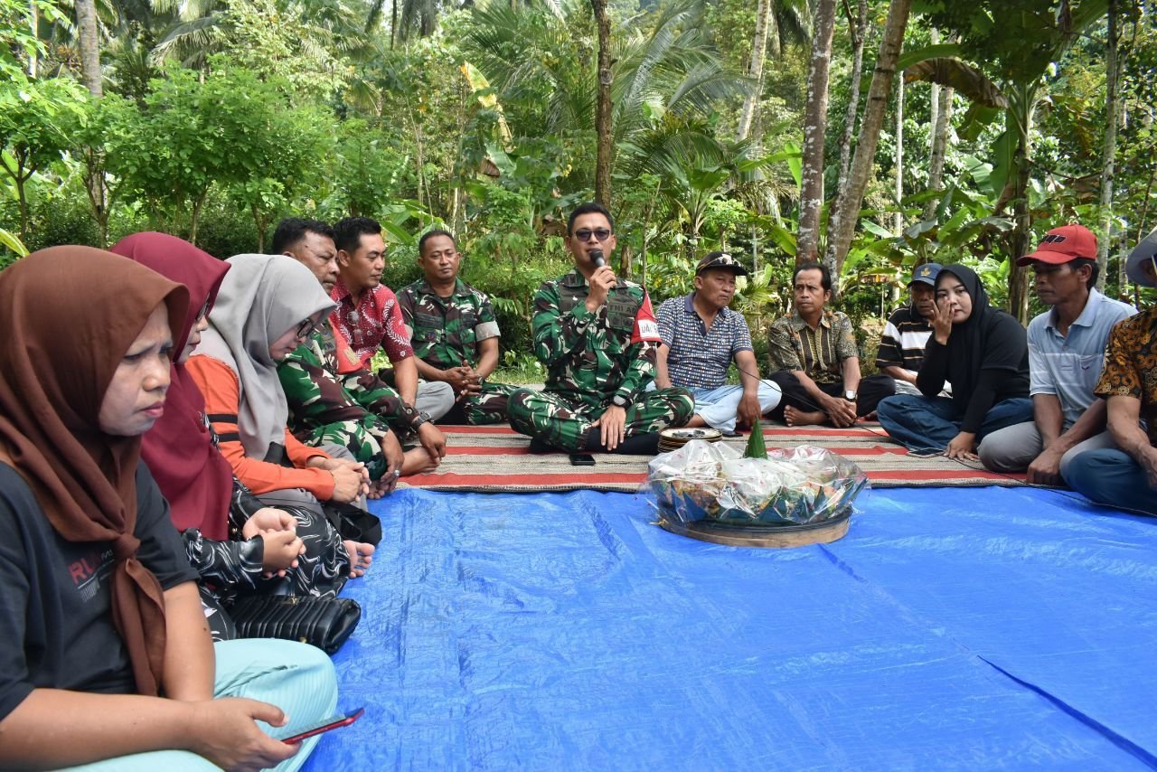 Komandan Satuan Tugas (Dansatgas) TNI Manunggal Membangun Desa (TMMD) Ke-126 Kodim 0818/Malang-Batu, Letkol Czi Bayu Nugroho, bersama masyarakat, menggelar acara tasyakuran sebagai bentuk rasa syukur atas selesainya pengaspalan jalan,Dusun Krajan 1B Desa Lebakharjo Kecamatan Ampelgading Kabupaten Malang