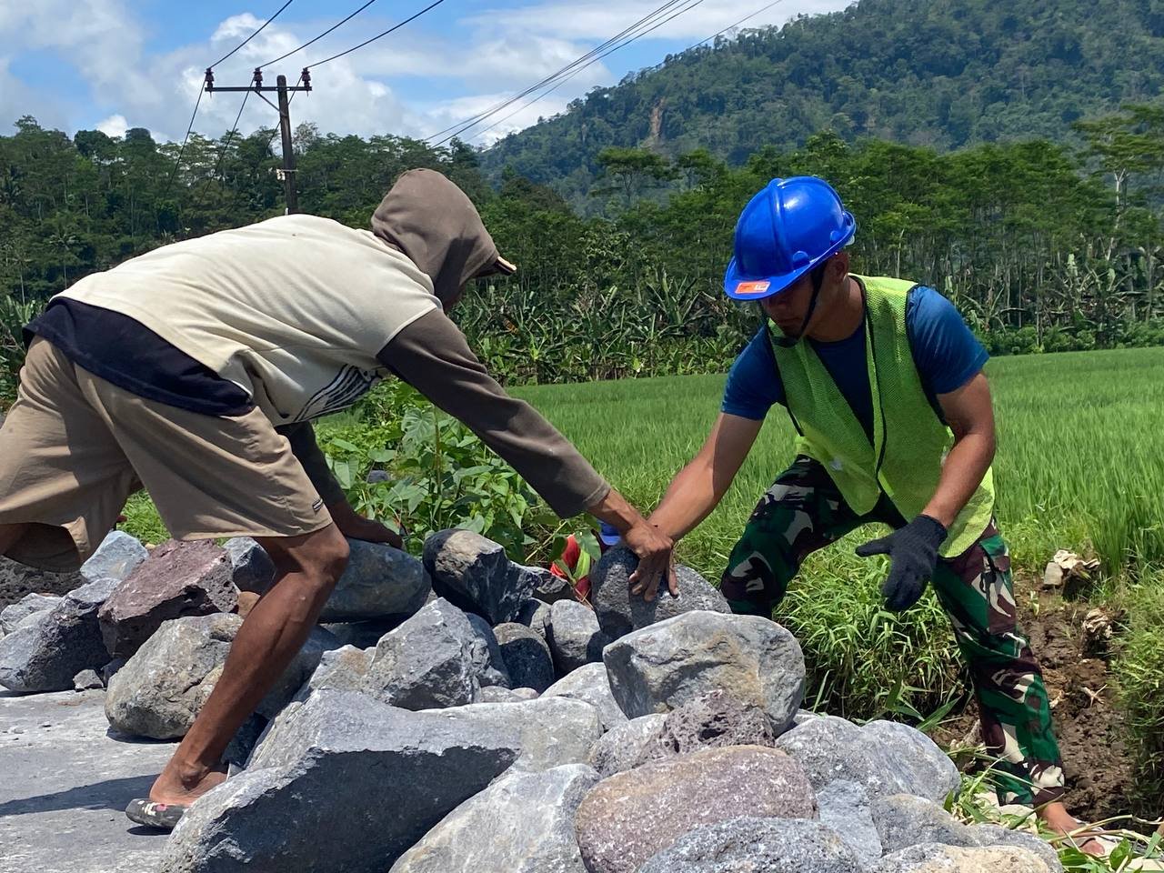 anggota Satgas TNI Manunggal Membangun Desa (TMMD) ke-126 Kodim 0818/Malang-Batu terus menunjukkan semangat pengabdian di Desa Lebakharjo, Kecamatan Ampelgading, Kabupaten Malang