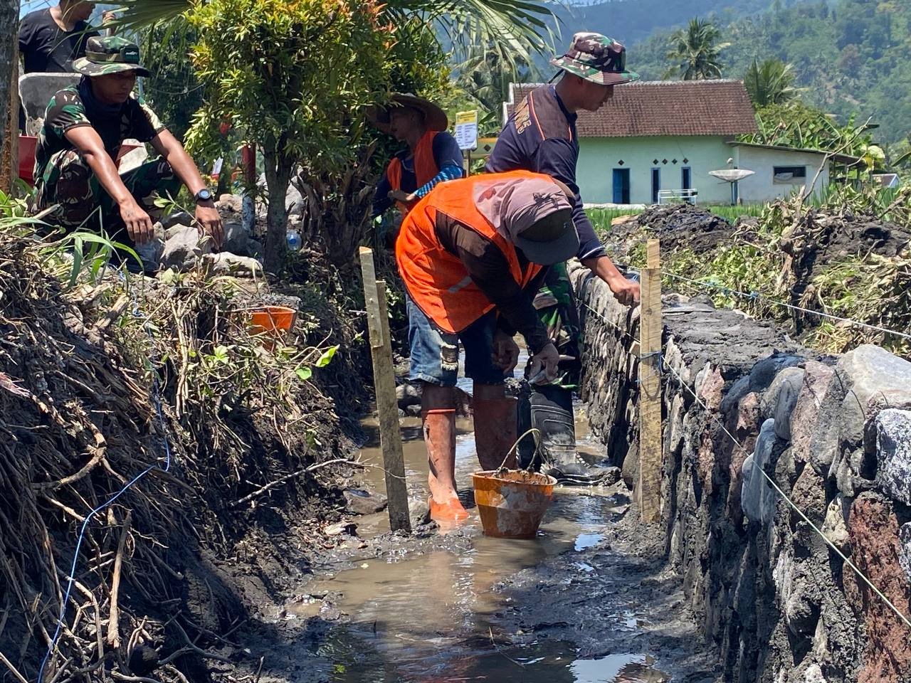 Satgas TMMD Kodim 0818/Malang-Batu terus melaksanakan kegiatan fisik berupa pembangunan drainase