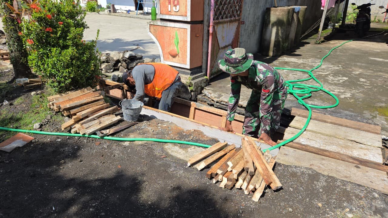 Anggota Satgas TMMD dari Yonarmed 8/Udhata Yudha bersama masyarakat setempat bahu-membahu mempercepat pengerjaan sasaran fisik utama, yaitu pembangunan drainase vital