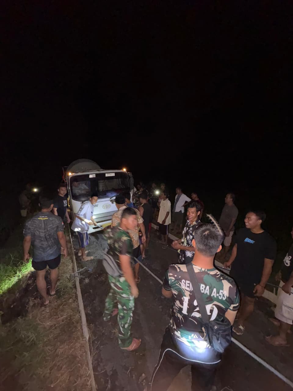 Warga bersama Satgas TMMD 126 bahu membahu mengerjakan pengecoran jalan usaha tani