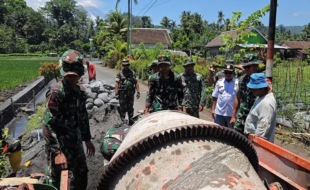 Komandan Satuan Tugas (Dansatgas) TNI Manunggal Membangun Desa (TMMD) ke-126 Kodim 0818/Malang-Batu, Letkol Czi Bayu Nugroho, turun langsung ke lapangan untuk meninjau progres pembangunan drainase di Dusun Krajan 1B, Desa Lebakharjo, Kecamatan Ampelgading, Kabupaten Malang