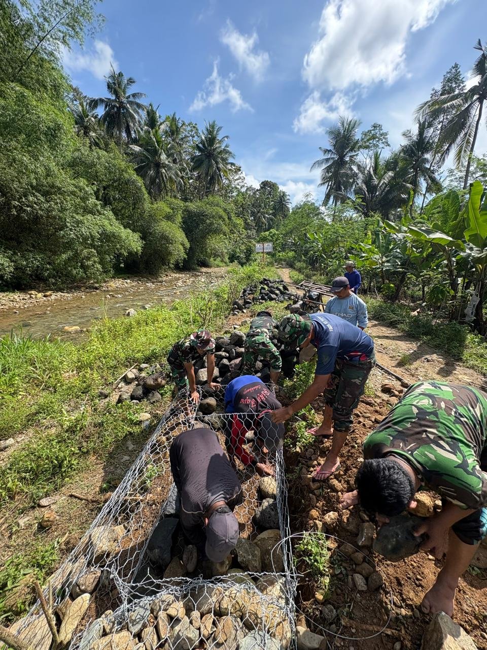 Anggota Satuan Tugas TNI Manunggal Membangun Desa (TMMD) ke-126 Kodim 0818/Malang-Batu yang berasal dari AURI terus melanjutkan pekerjaan pemasangan bronjong batu