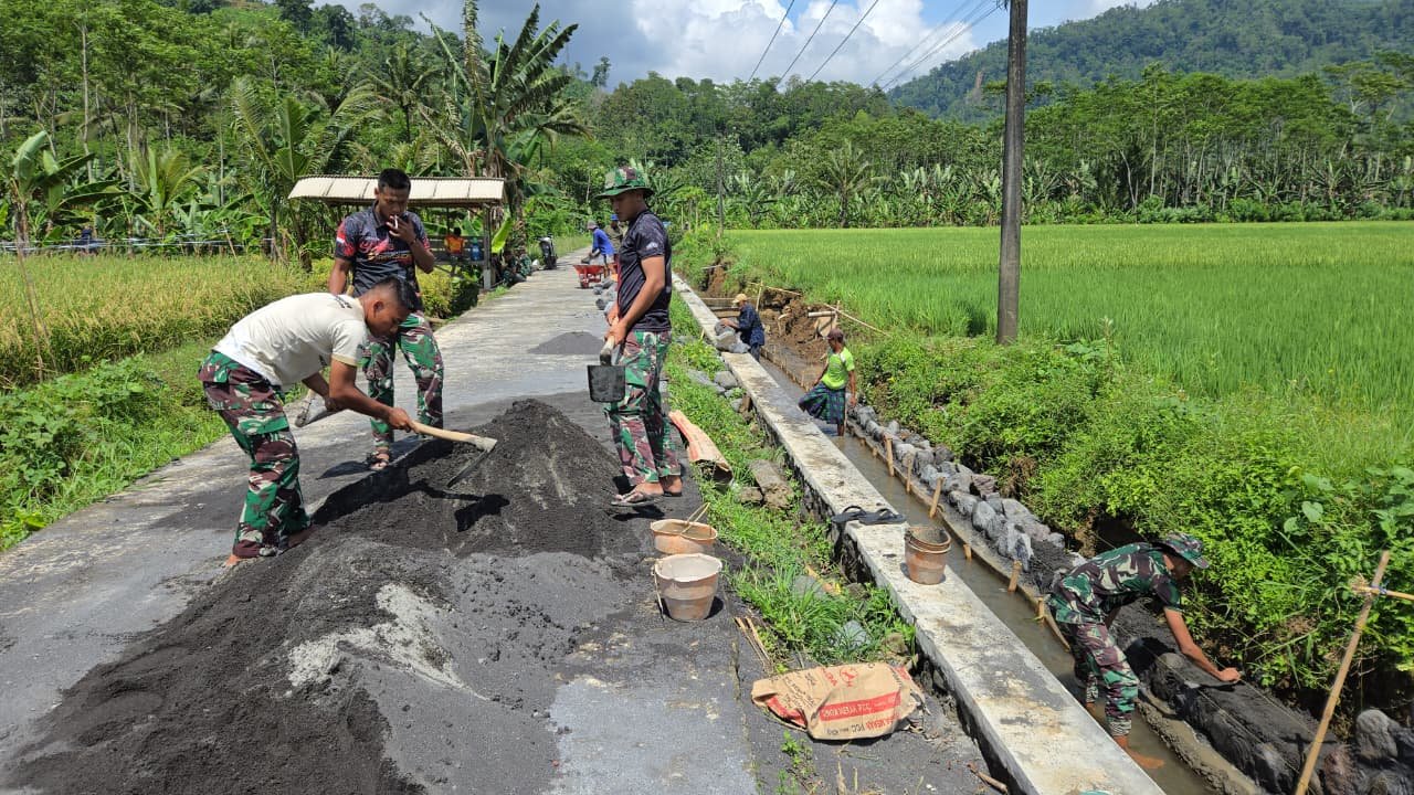 Semangat gotong royong kembali ditunjukkan oleh anggota Satgas TNI Manunggal Membangun Desa (TMMD) Ke-126 Kodim 0818/Malang-Batu