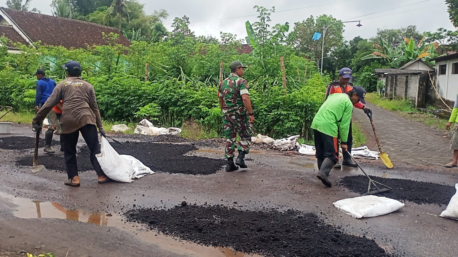 Babinsa Koramil 0825/09 Tegaldlimo, Gotong Royong Warga Ringing Anom Sukses Uruk Jalan Berlubang dengan Aspal Kebo