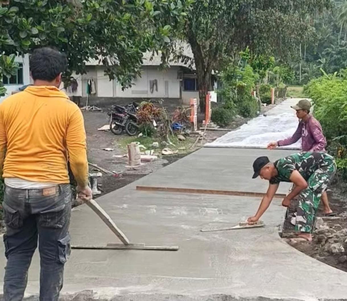 Semangat gotong royong antara Satgas TMMD ke-126 dan masyarakat Dusun Krajan 1A terus mengalir dalam pengerjaan rabat beton yang menjadi salah satu sasaran fisik pada program TMMD 126