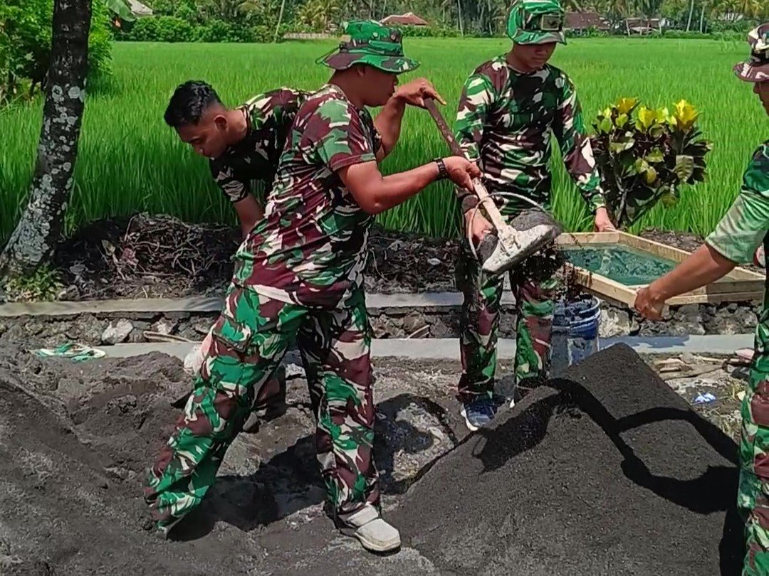 TNI Manunggal Membangun Desa (TMMD) ke-126 Kodim 0818/Malang-Batu Korem 083/Bdj, mereka turut terjun langsung membantu warga Dusun Krajan 1B, Desa Lebakharjo