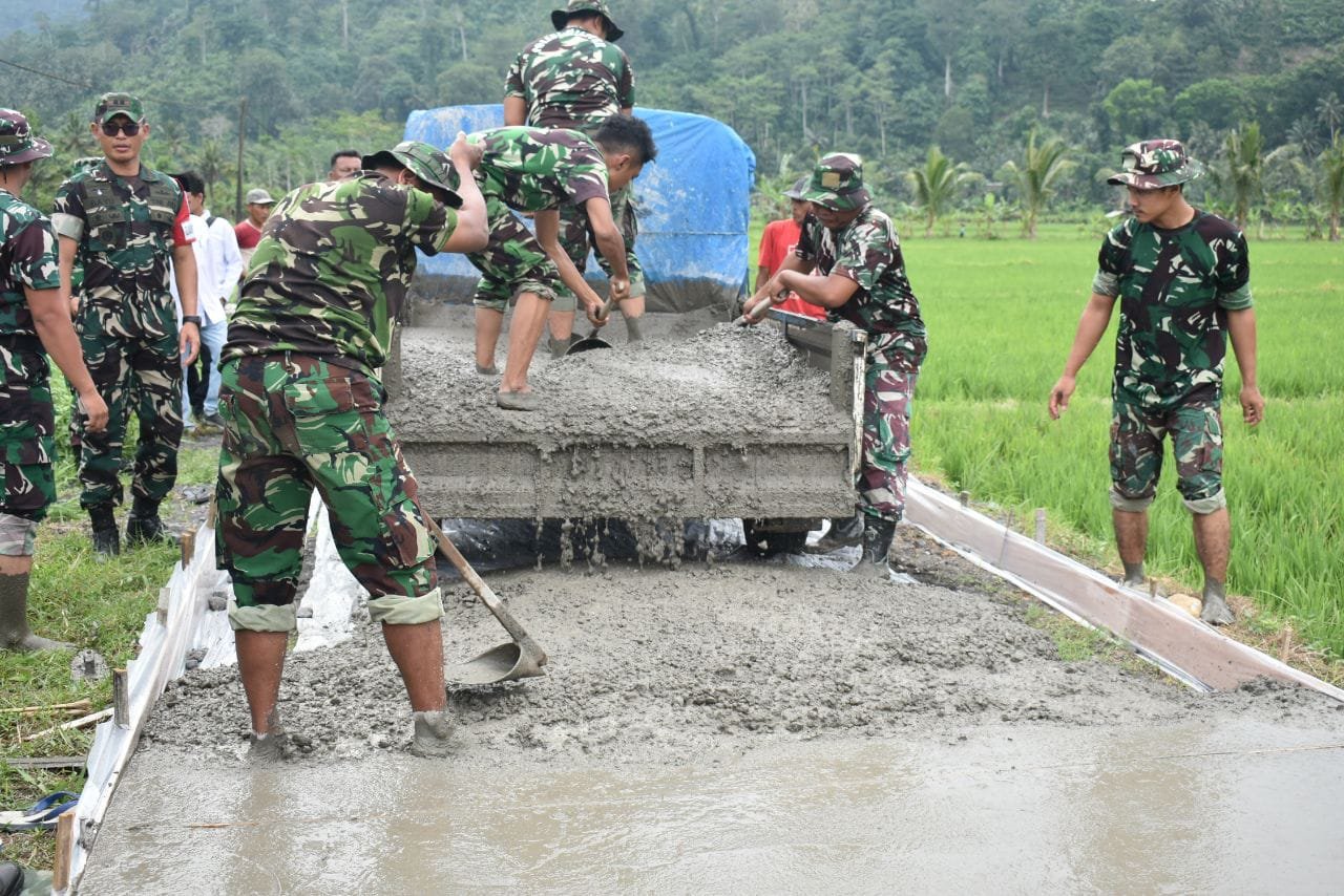Satgas TMMD dan Warga Gotong Royong Laksanakan Pengecoran Jalan Usaha Tani
