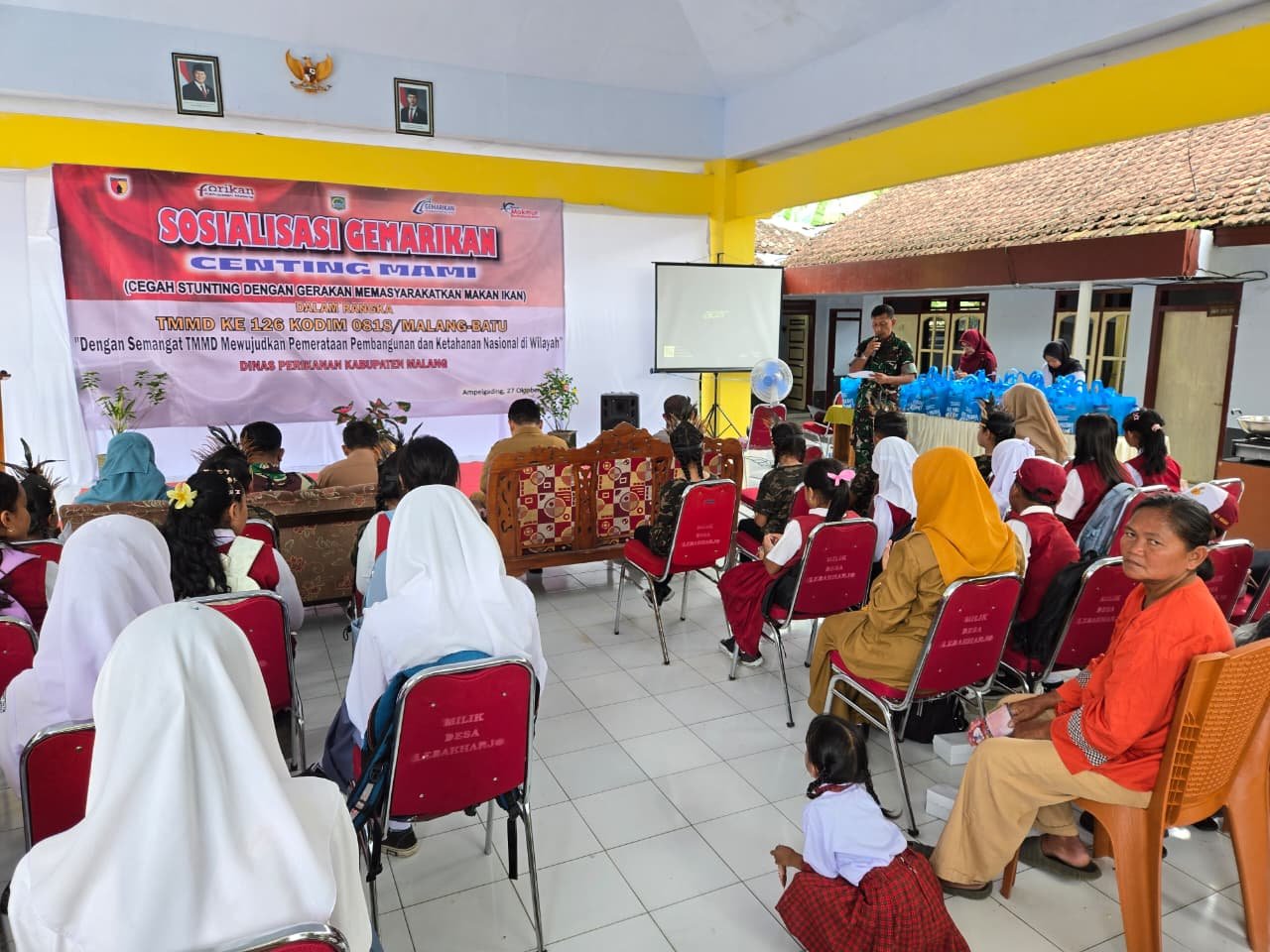  TNI Manunggal Membangun Desa (TMMD) ke-126 Kodim 0818/Malang-Batu, Dinas Perikanan Kabupaten Malang melaksanakan sosialisasi Gerakan Masyarakat Makan Ikan (Gemarikan) di Balai Desa Lebakharjo