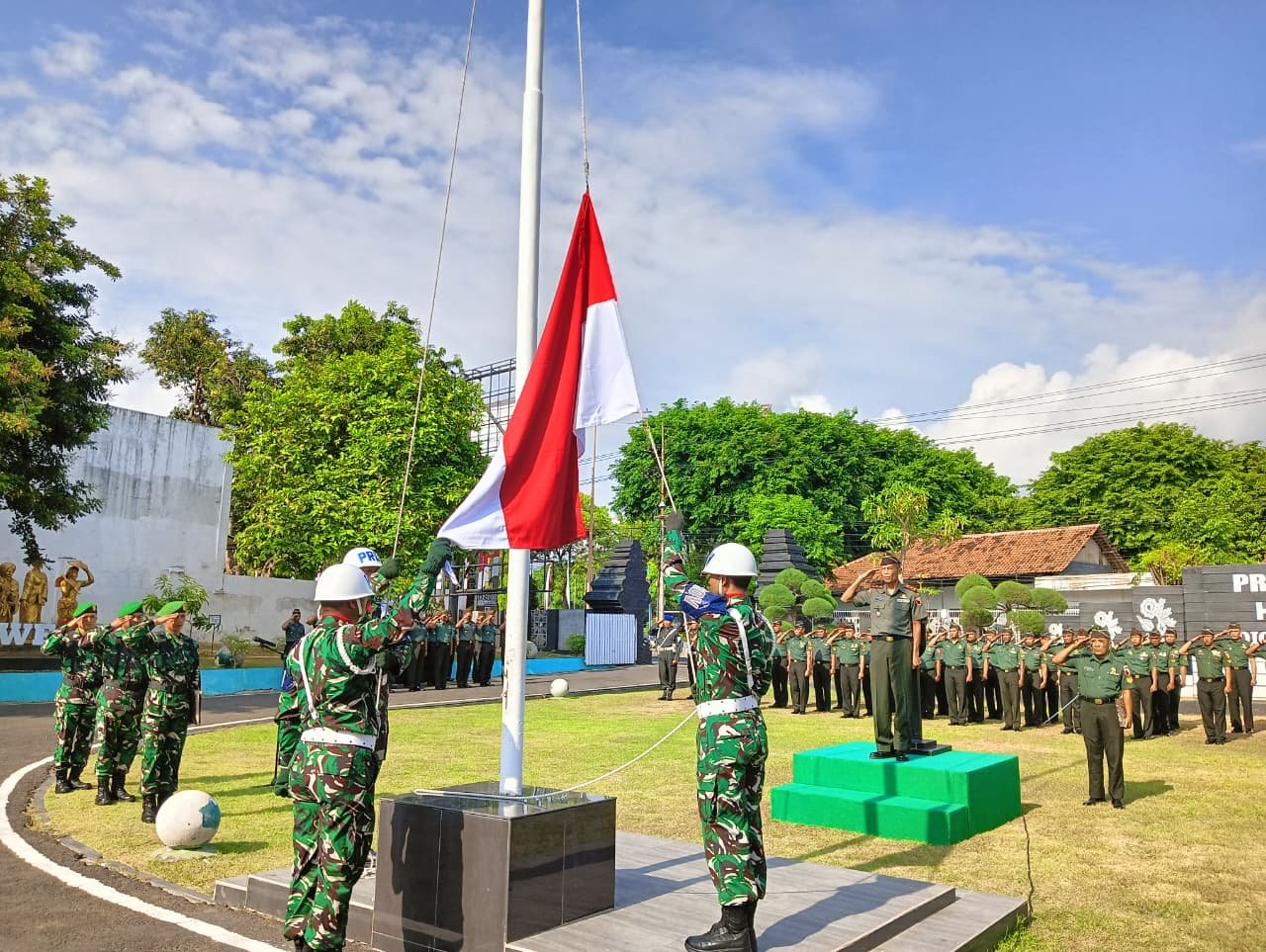 Prajurit TNI Kodim Banyuwangi dan ASN Kobarkan Semangat Persatuan di Upacara Sumpah Pemuda Ke-97