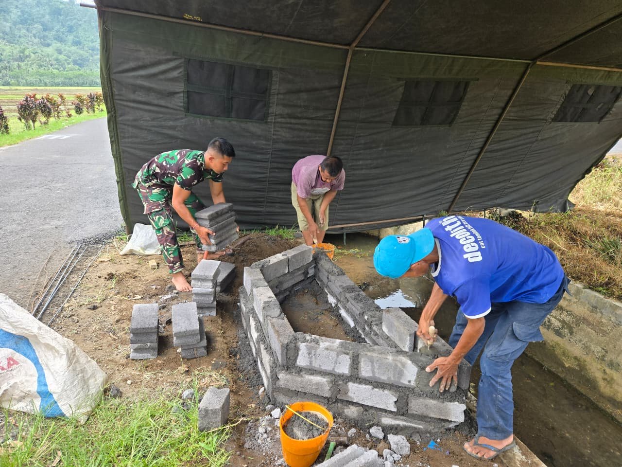 Satgas TMMD Ke-126 Kodim 0818/Malang-Batu yang berasal dari Satuan Yonzipur 5/Abw melaksanakan pembangunan Monumen TMMD