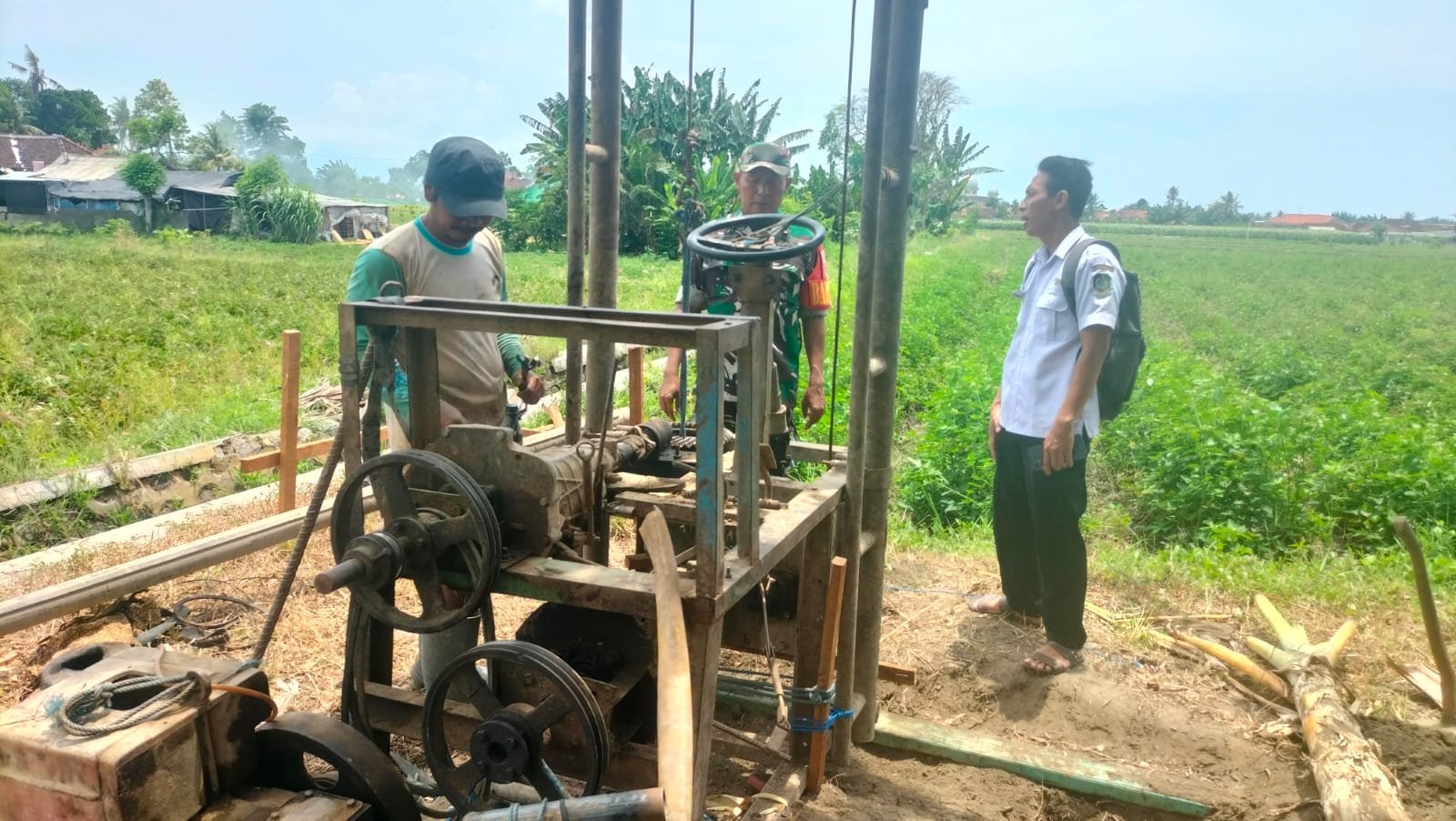 Babinsa Koramil Rogojampi Dampingi Kelompok Tani Badean Wujudkan Ketahanan Pangan Melalui Sumur Bor
