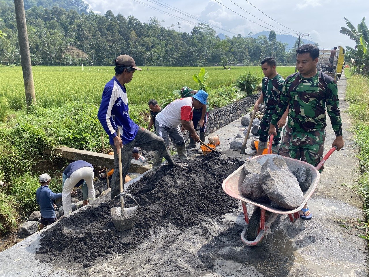 Satuan Tugas (Satgas) TNI Manunggal Membangun Desa (TMMD) ke-126 di Desa Lebakharjo, Kecamatan Ampelgading, Kabupaten Malang, mempercepat pengerjaan fisik saluran irigasi yang menjadi salah satu sasaran utama