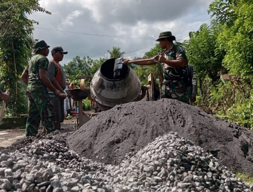 ‎Dengan tekad dan kerja keras, para prajurit bersama warga bahu membahu membangun drainase sepanjang 245 meter