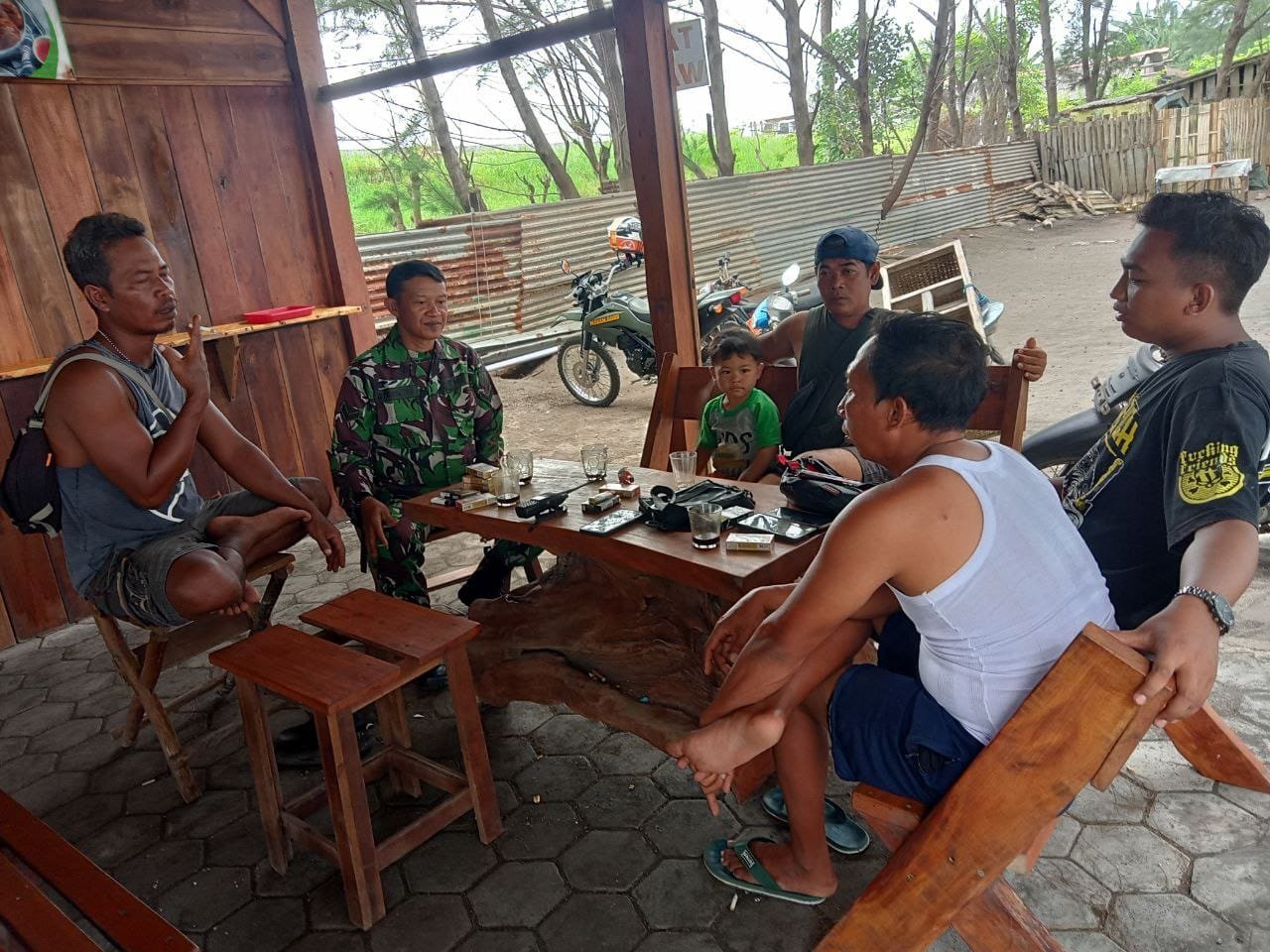 Perkuat Sinergi, Babinsa Koramil Rogojampi Jalin Komsos Hangat dengan Warga dan Nelayan Pantai Ria Bomo