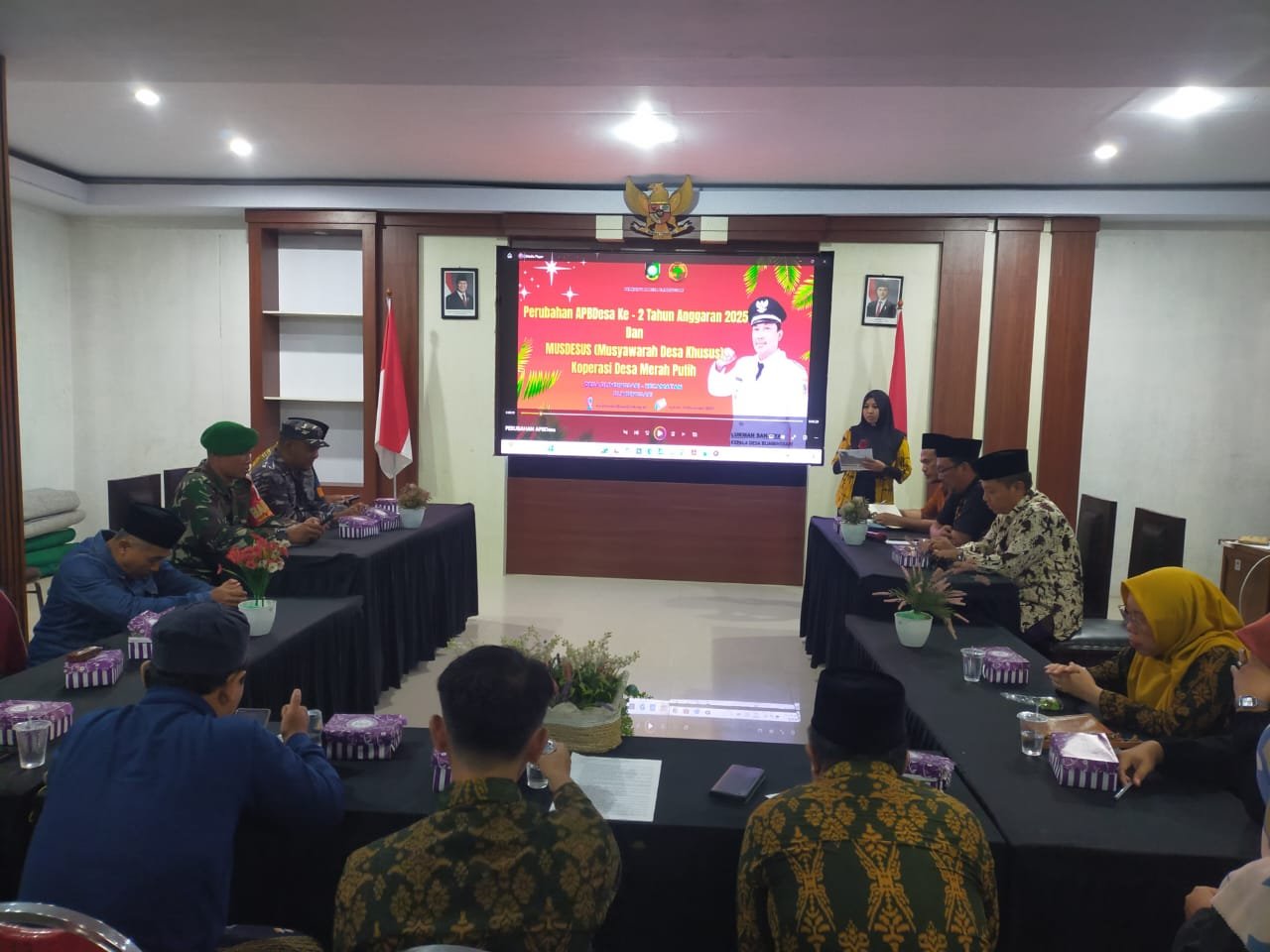 Babinsa Blimbingsari Kawal Musyawarah Kunci Desa: Pastikan Perubahan APBDes 2025 dan Koperasi Berjalan Aman dan Lancar