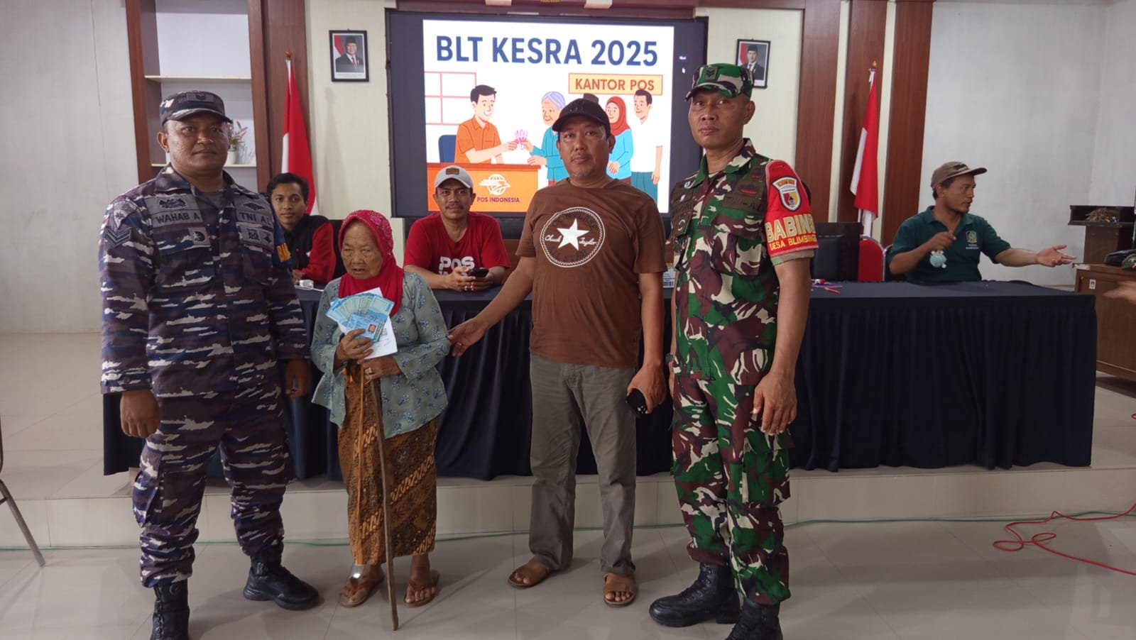 Bersama Tiga Pilar, 400 Warga Blimbingsari Terima BLT Kesra 2025
