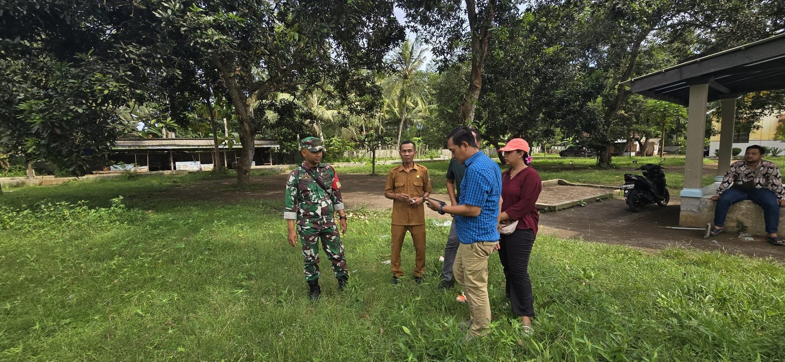 Sinergi TNI dan Pemdes : Dukung Ekonomi Kerakyatan, Babinsa Patoman Dampingi Peninjauan Lahan Pembangunan KDKMP
