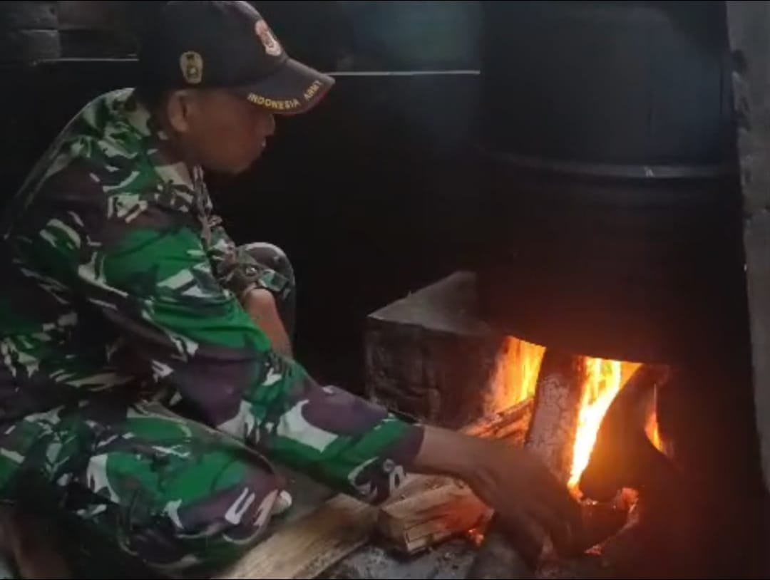 Satgas TMMD ikut membantu proses pembuatan tempe