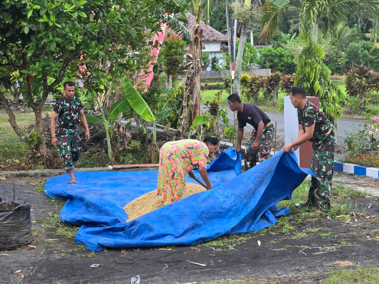 anggota Satgas TMMD menunjukkan aksi gotong royong yang patut diacungi jempol dengan membantu warga Dusun Kerajan 1B, Desa Lebakharjo