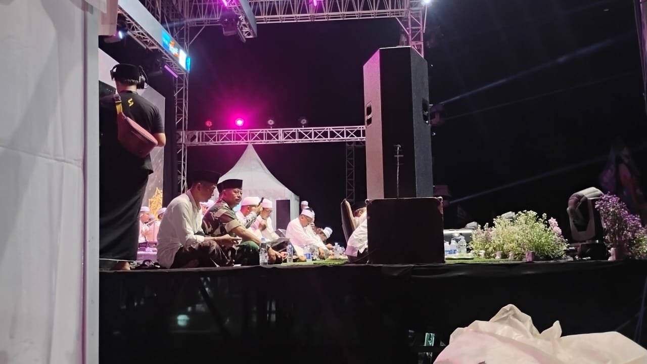 Danramil Rogojampi Hadiri Acara Milad Ke-IV Majelis Mahabatun Nabi, Ribuan Jemaah Padati Lapangan Lugjag