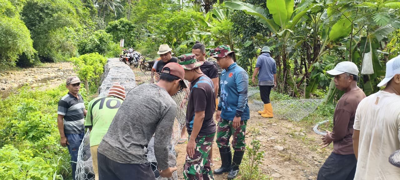 Satgas TMMD 126 Tahun 2025 Yonarmed 1 Selesaikan Pemasangan Bronjong di Sungai Sengkaring