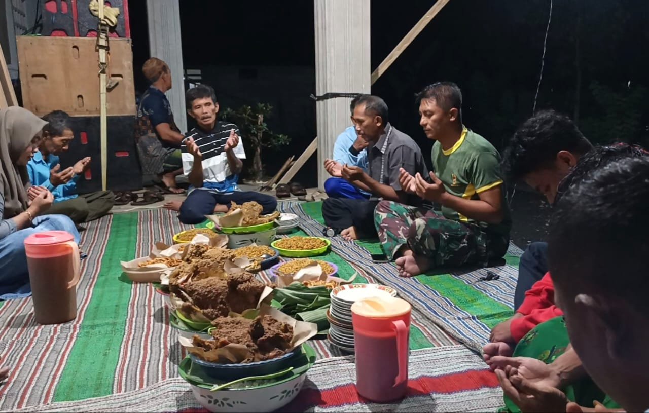 Warga Krajan 1 A, Desa Lebakharjo Syukuran Sebagai Ungkapan Rasa Syukur Atas Selesainya Pekerjaan Rabat Beton Jalan Usaha Tani