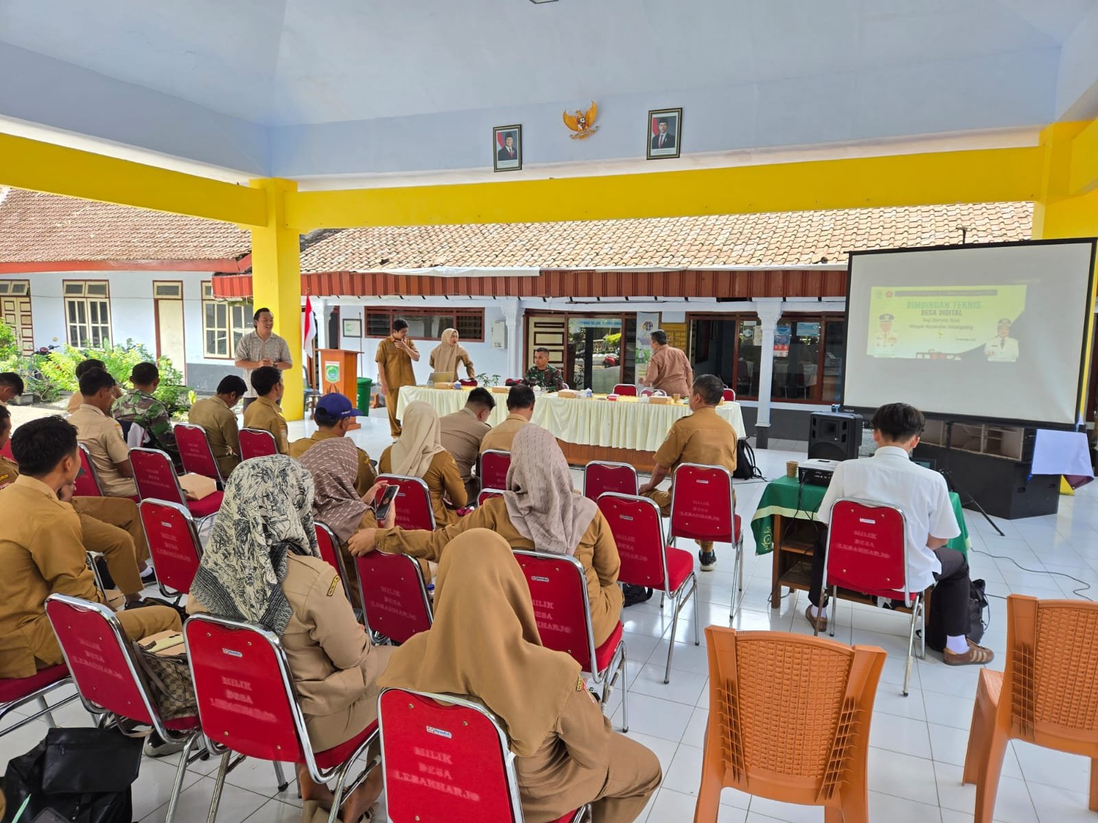 Dinas Komunikasi dan Informatika (Diskominfo) Kabupaten Malang memberikan bimbingan teknis (bimtek) Desa Digital kepada para operator desa se-Kecamatan Ampelgading