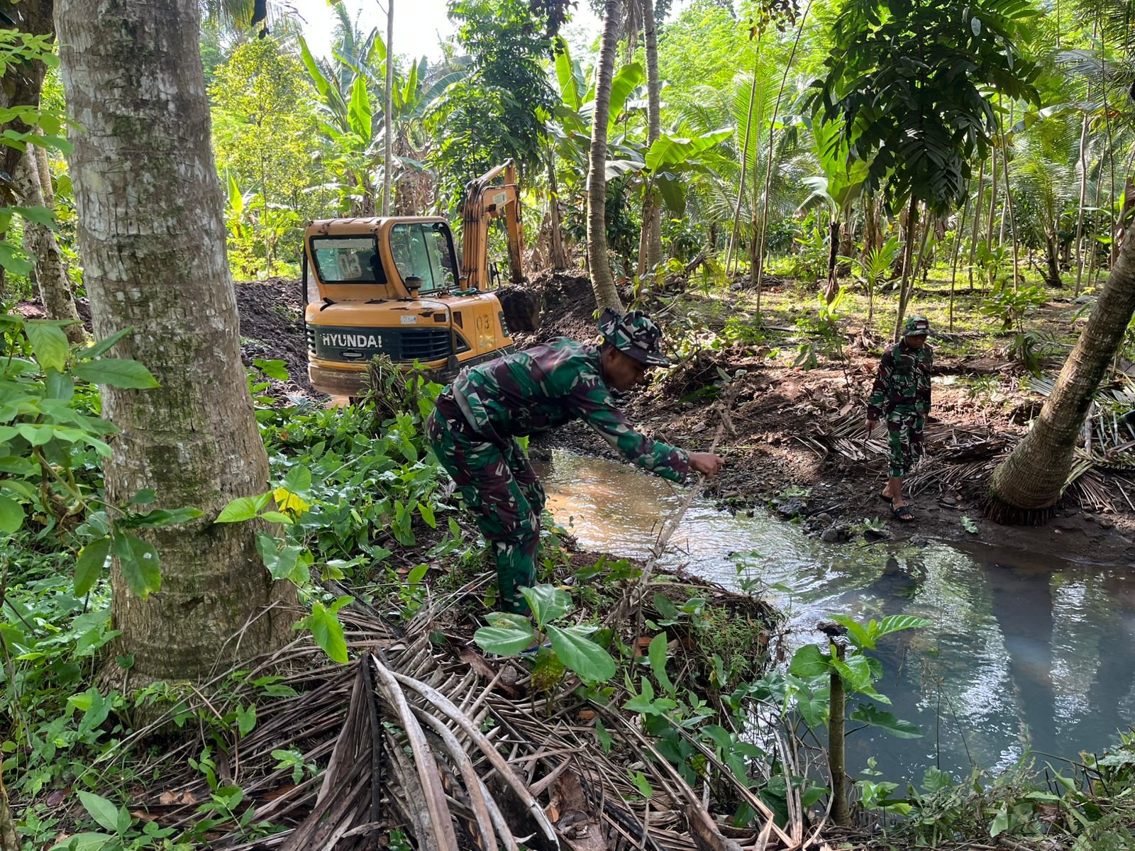 Satuan Tugas (Satgas) TNI Manunggal Membangun Desa (TMMD) ke-126 Kodim 0818/Malang-Batu terus menggenjot percepatan pekerjaan fisik vital di Desa Lebakharjo