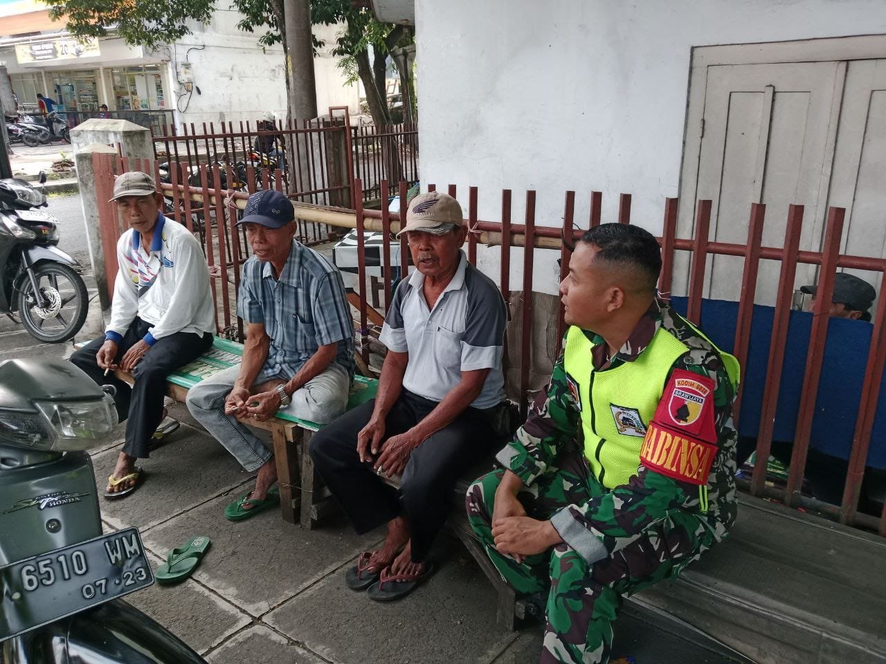 Pererat Kemanunggalan, Babinsa Koramil Rogojampi Aktif Jalin Komsos Dengan Warga Binaan