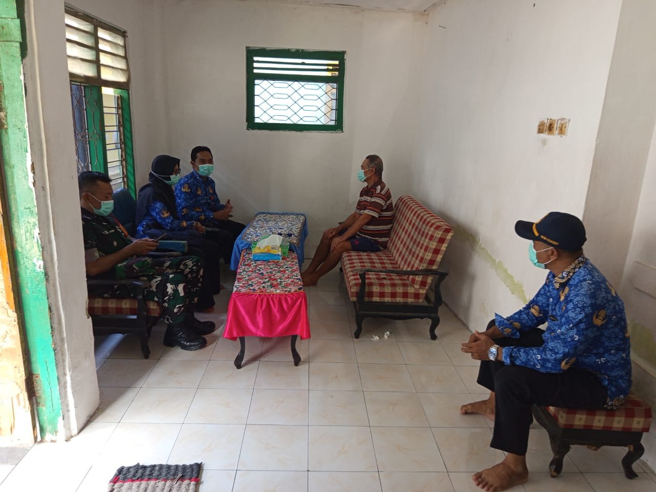 Babinsa Desa Gladag Dampingi Tim Medis Laksanakan Sambang Penderita TBC dan Program Rumah Desa Sehat