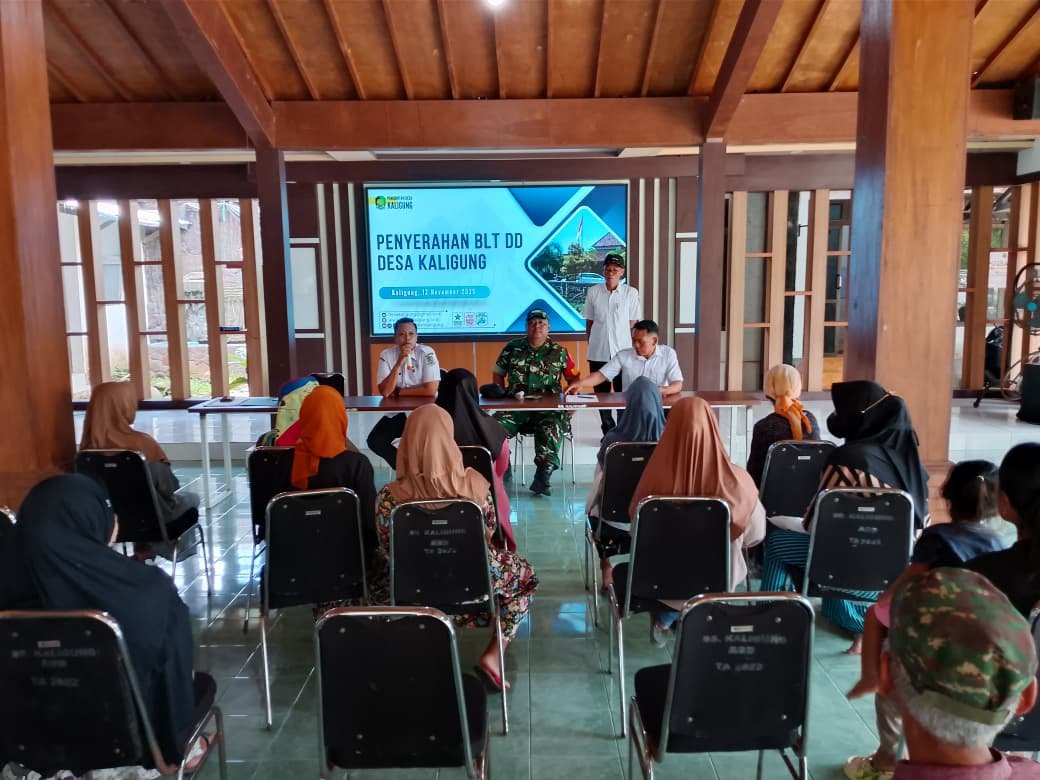 Babinsa Koramil Rogojampi Dampingi Penyaluran BLT Dana Desa Tahap Juli–Desember 2025