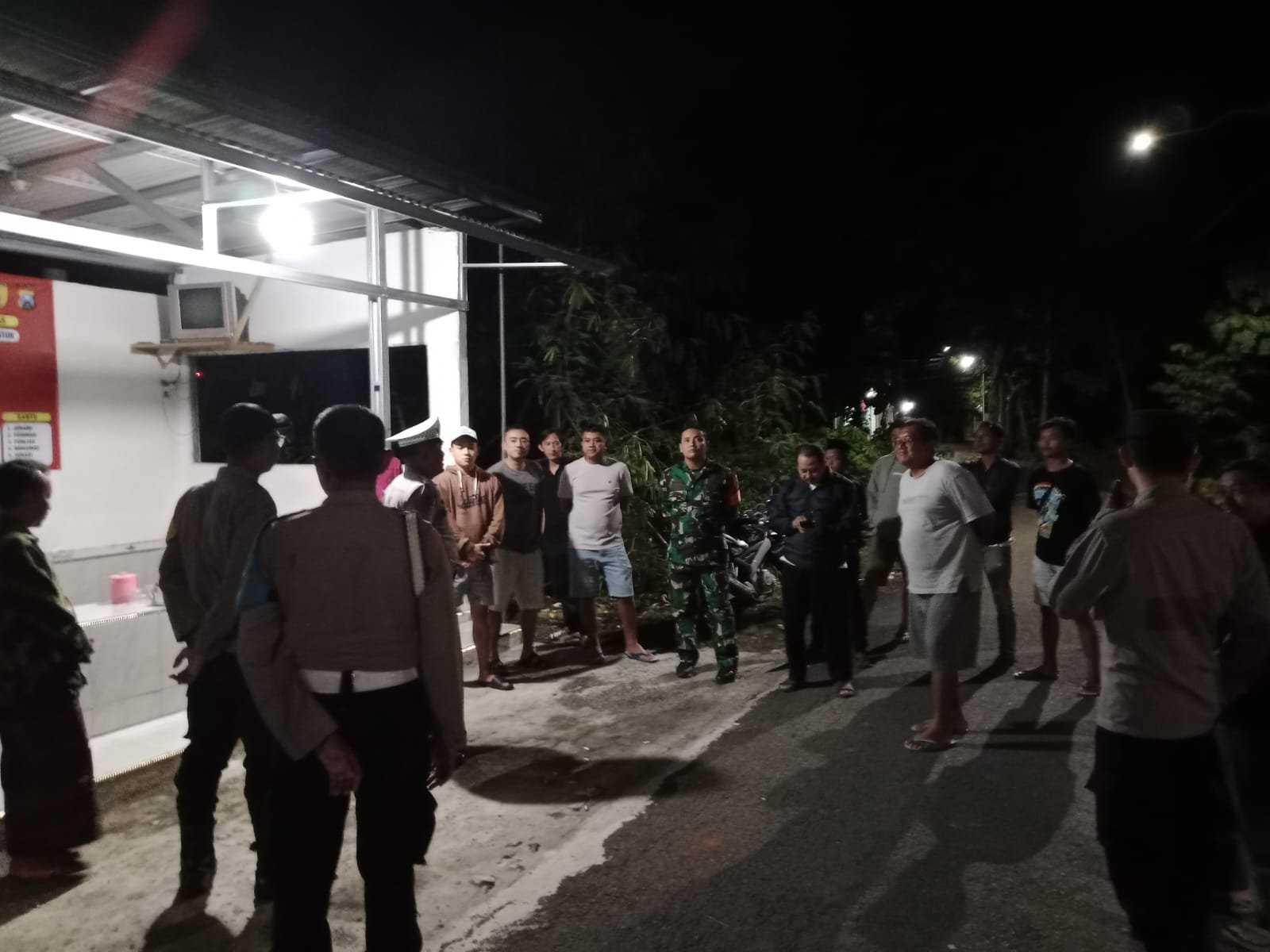 Babinsa Rogojampi Gelar Siskamling untuk Perkuat Keamanan Lingkungan
