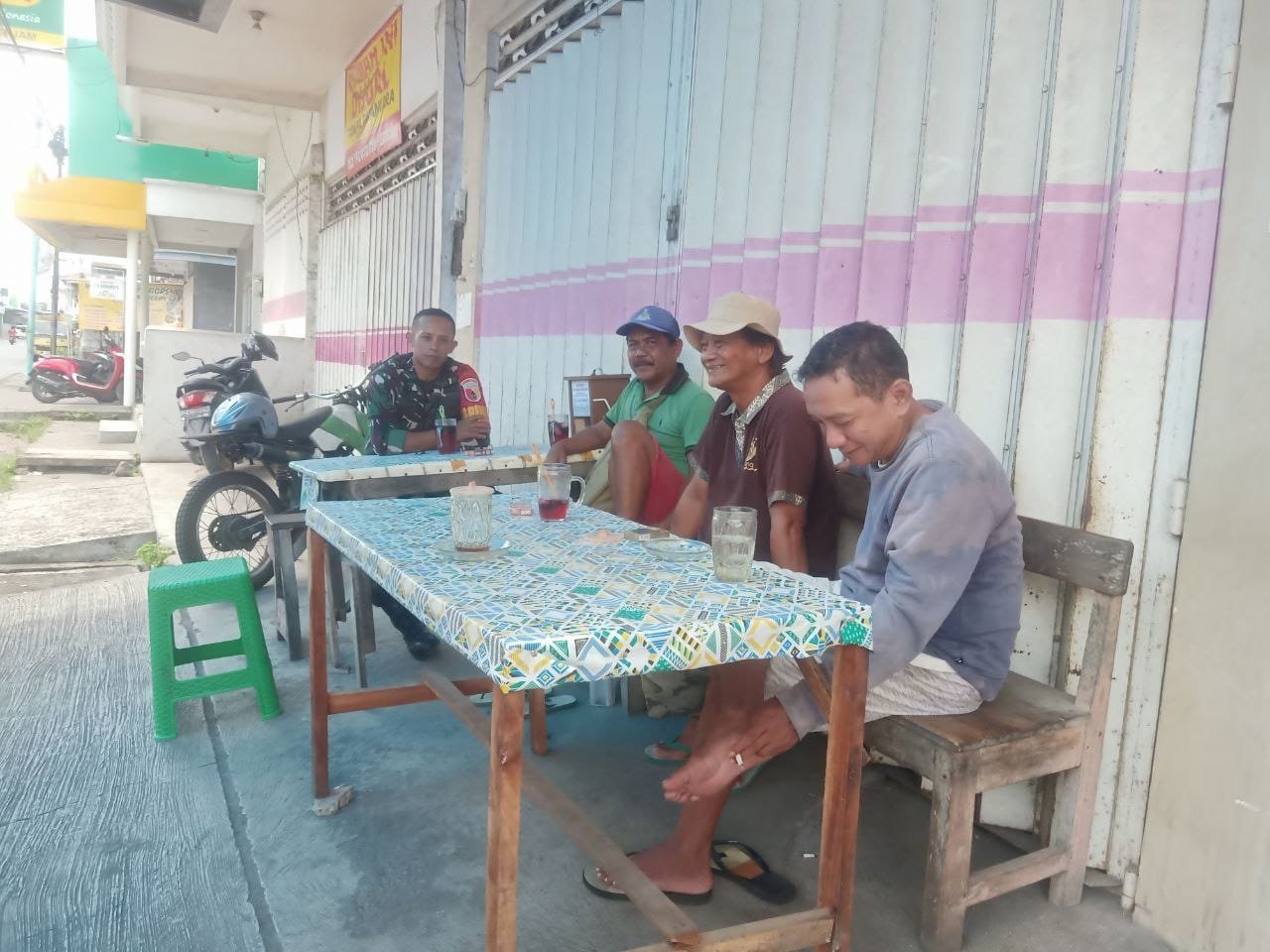 Tingkatkan Kedekatan dengan Warga Lewat Kegiatan Komsos Bersama Babinsa