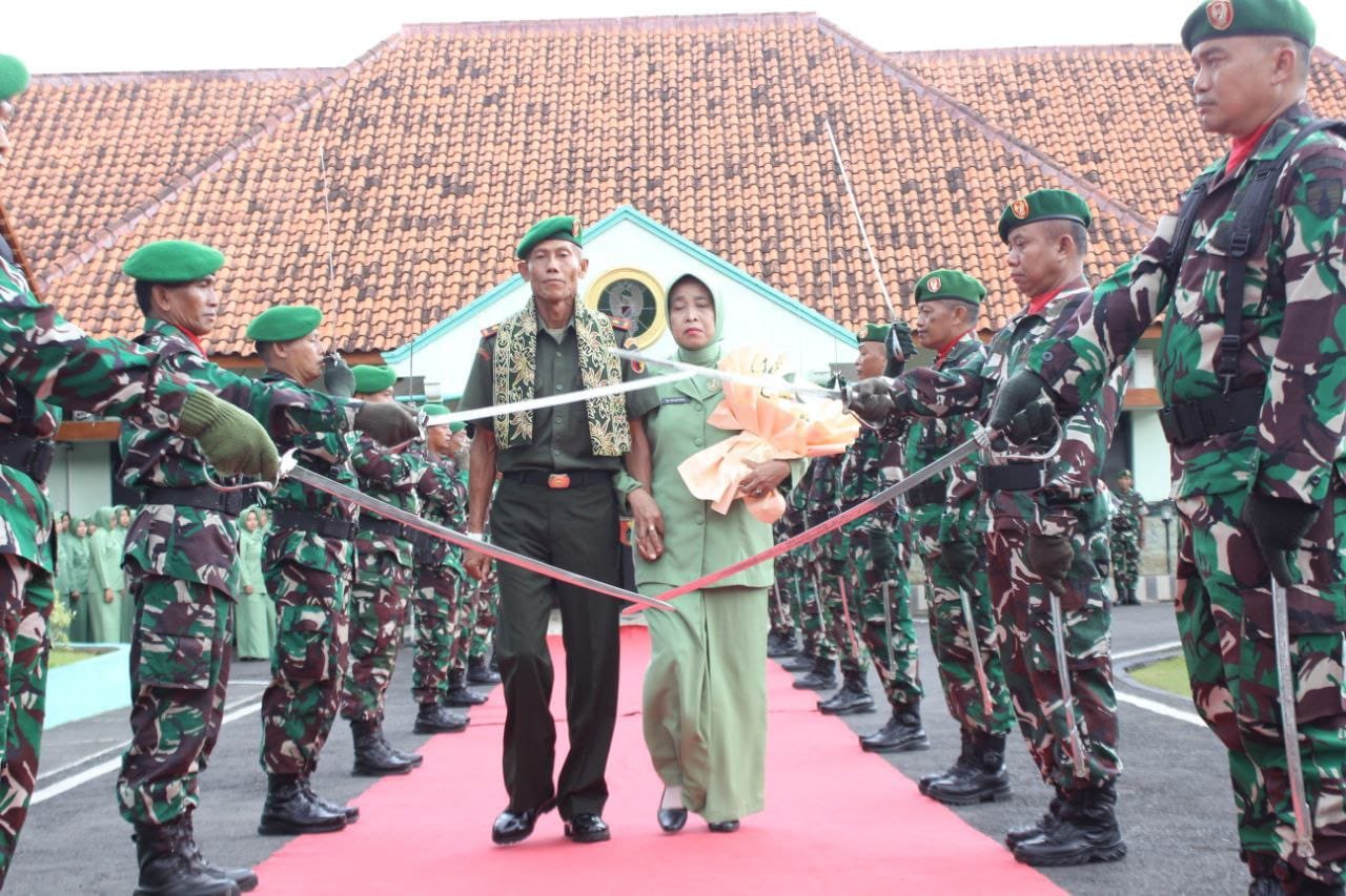 Pedang Pora Kehormatan: Kodim 0825 Banyuwangi Melepas Mayor Arm Sutoyo dengan Tradisi Penuh Wibawa