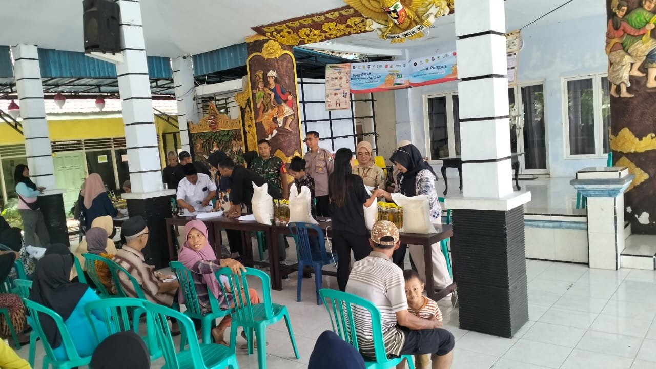 Babinsa Rogojampi Dampingi dan Monitor Penyaluran Bantuan Pangan kepada 612 Penerima Manfaat