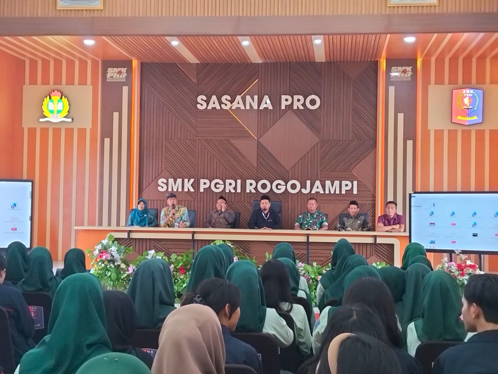 Danramil Rogojampi Sampaikan Sosialisasi Pencegahan Bullying di SMK PGRI Rogojampi