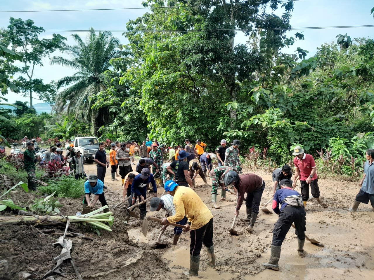 Respons Cepat! Kodim 0825 Banyuwangi Pimpin Karya Bakti Massal Bersihkan Longsor di Gunung Gamping
