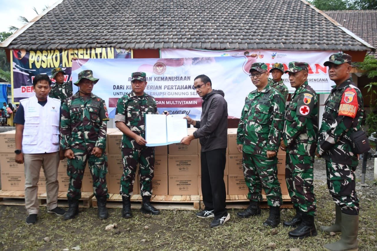 Danrem 083/Baladhika Jaya Salurkan Bantuan Obat-Obatan dari Menteri Pertahanan RI untuk Korban Erupsi Gunung Semeru