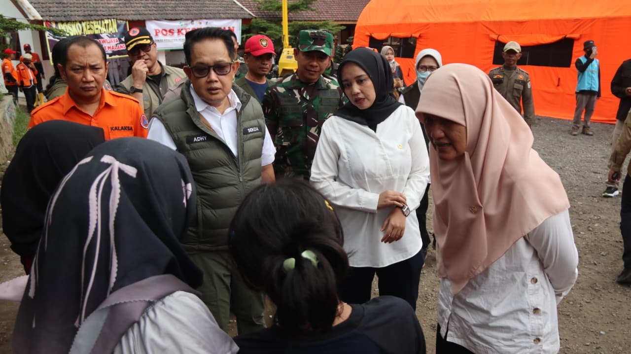 Timwas DPR RI Tinjau Penanganan Erupsi Semeru di Lumajang, Dandim 0821 Dampingi Langsung Hingga di Lokasi Pengungsian