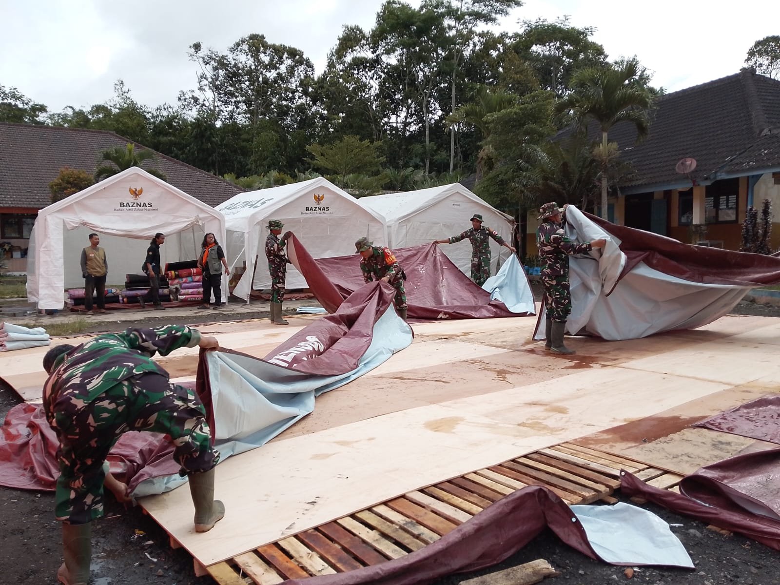 Koordinasikan Penataan Pengungsian, Danramil 07 Randuagung Pimpin Perapian Tenda di SMPN 02 Pronojiwo