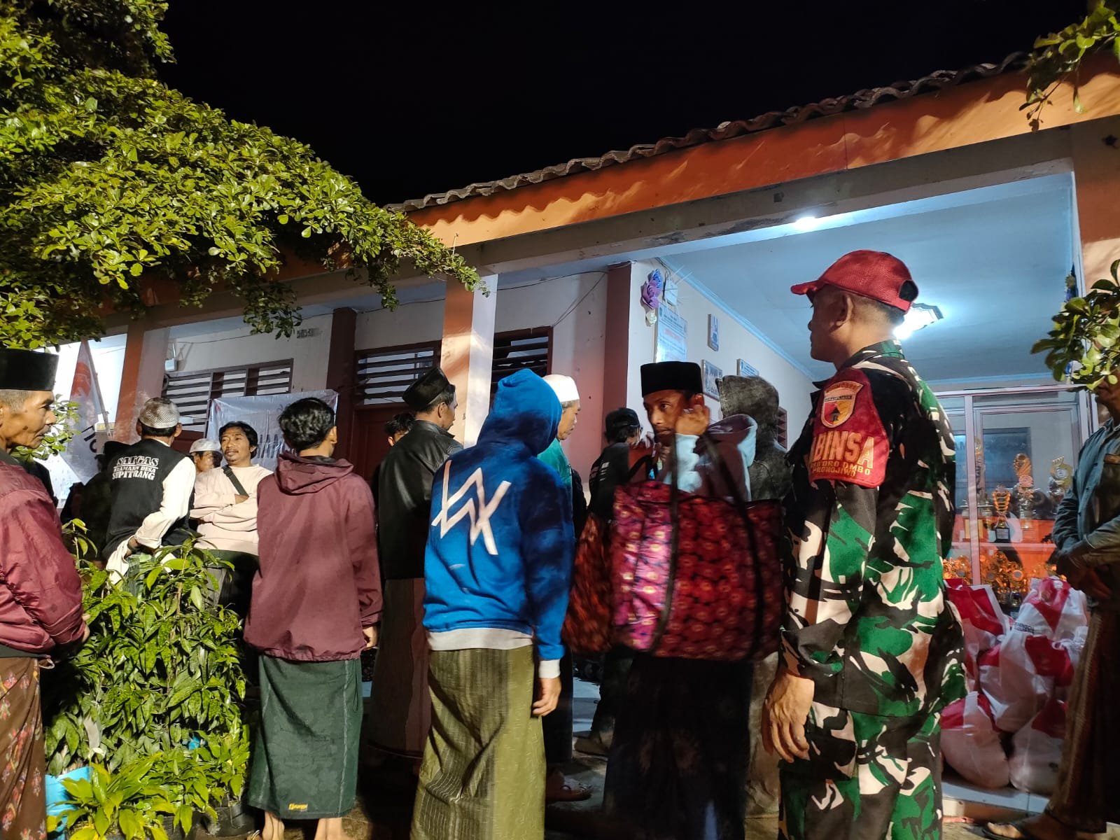 Babinsa Oro-oro Ombo dan Relawan Salurkan Sembako untuk Pengungsi di SMPN 02 Pronojiwo