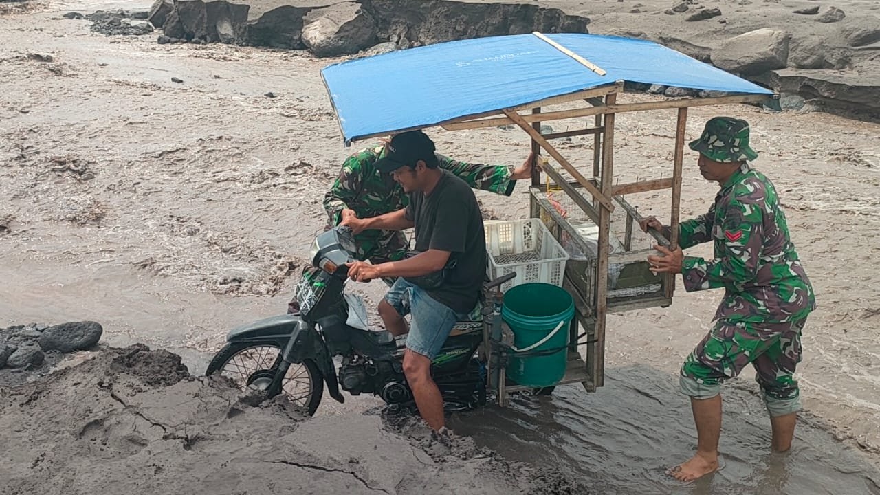 TNI Bantu Warga Lintasi Sungai Sumber Langsep, Wujud Kepedulian Satgas Pasca Erupsi Semeru