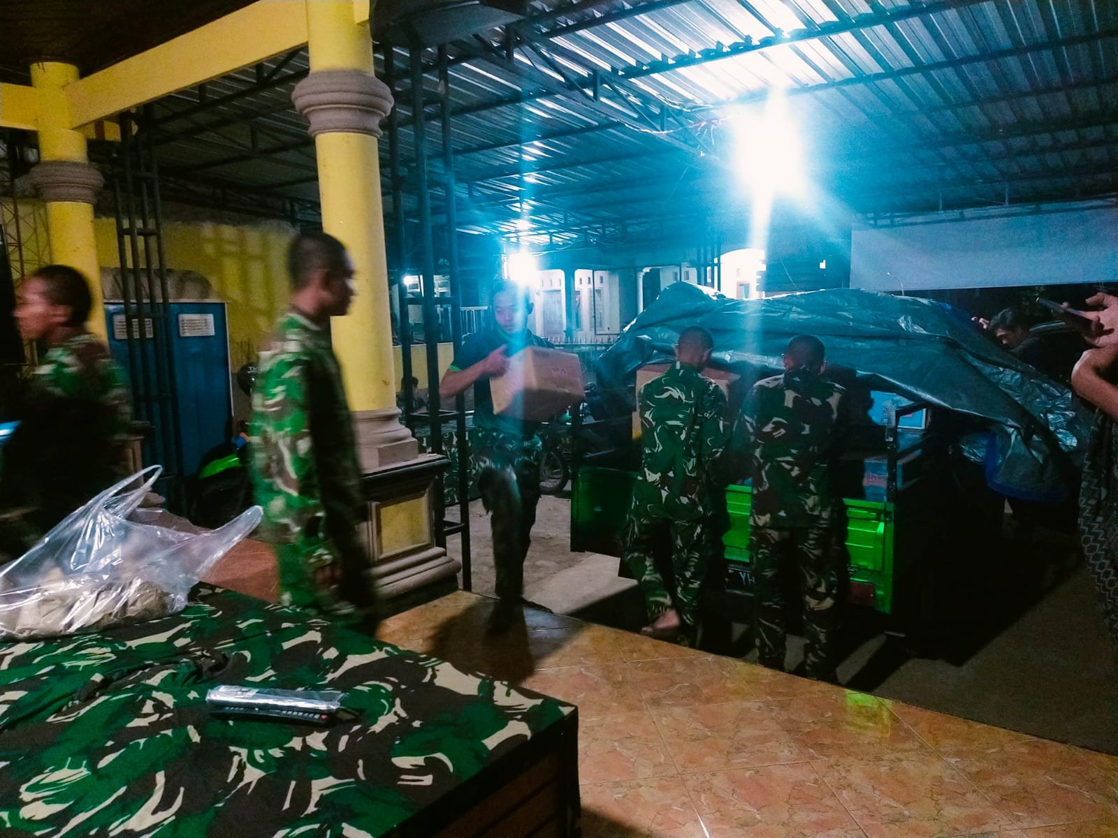 Semangat Tanpa Henti, TNI Siapkan Distribusi Logistik untuk Warga Korban Erupsi Gunung Semeru