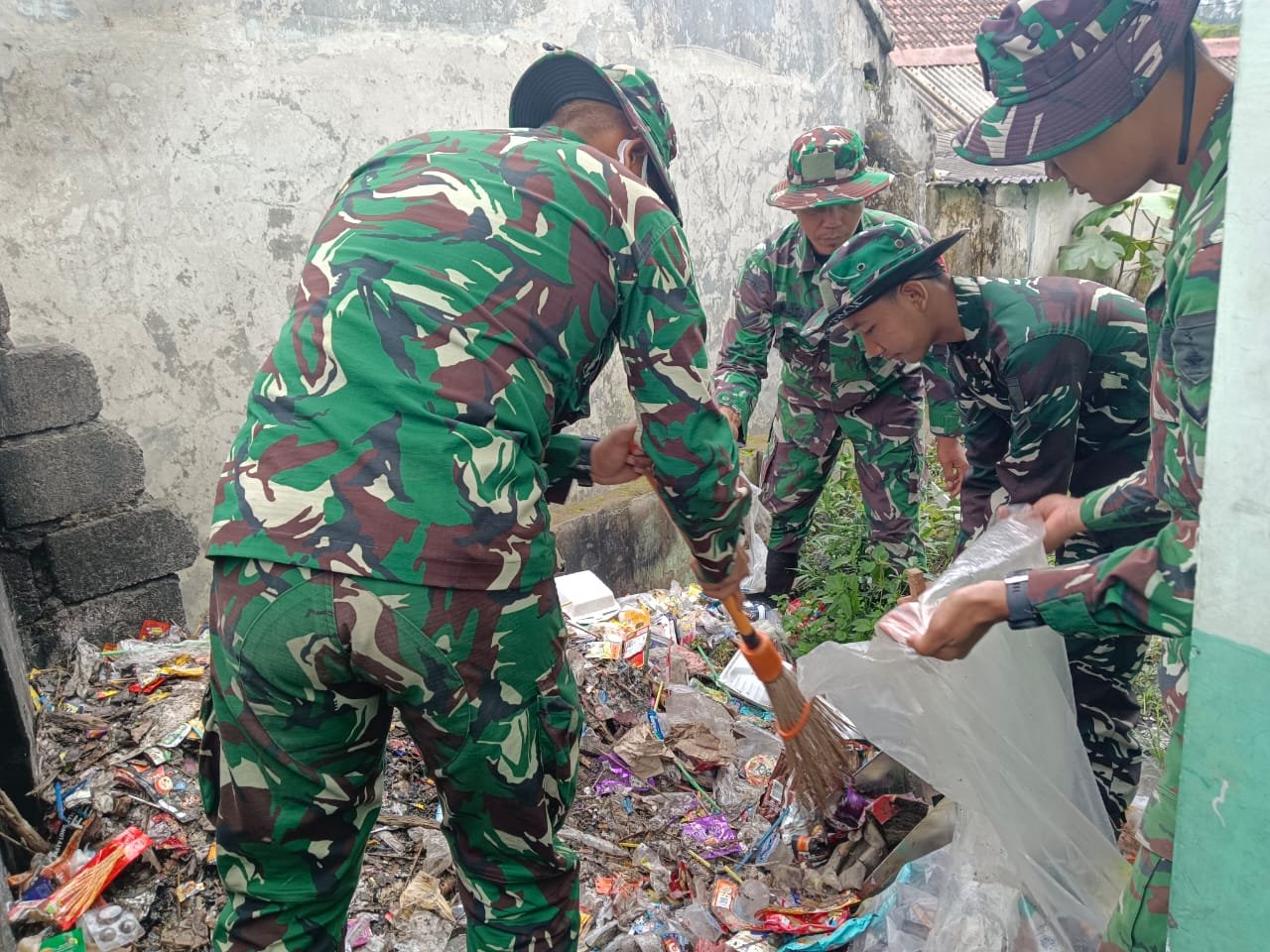 Bati Tuud Koramil Pronojiwo dan Satgas Bersihkan Ruang Kelas untuk Pulihkan Aktivitas Pengungsi